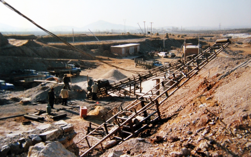 1994年，設(shè)立順達(dá)冶金原料廠走上實(shí)業(yè)報(bào)國(guó)之路