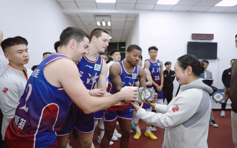 天津先行者兩連勝！張榮華主席給球員送上一份“特殊”禮物