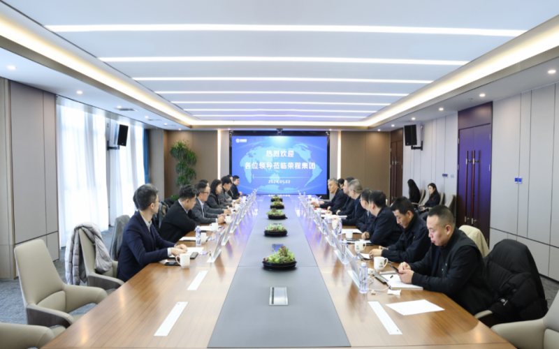 信德集團(tuán)業(yè)務(wù)發(fā)展部總監(jiān)袁偉強(qiáng)、榮華控股企業(yè)集團(tuán)執(zhí)行總裁郝曉嬋一行到榮程集團(tuán)參觀座談