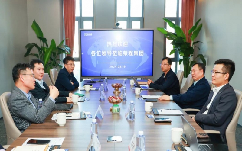 南港發(fā)展集團(tuán)有限公司副總經(jīng)理賀志雄一行到榮程集團(tuán)座談交流