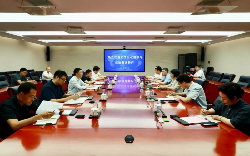 榮程集團黨委書記、融誠物產(chǎn)總經(jīng)理張穎與武清區(qū)領(lǐng)導(dǎo)開展座談交流