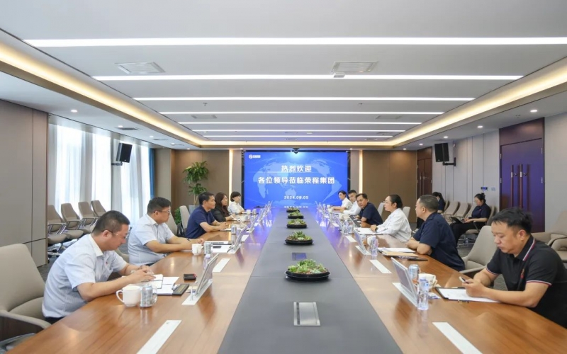 榮程集團(tuán)董事會(huì)主席張榮華與太平洋產(chǎn)險(xiǎn)天津分公司黨委書(shū)記、總經(jīng)理成軍座談交流
