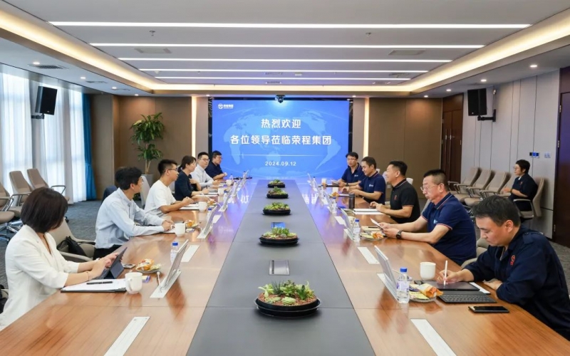 一汽解放新能源事業(yè)部黨委書記、總經(jīng)理裴國(guó)權(quán)一行到榮程集團(tuán)座談交流