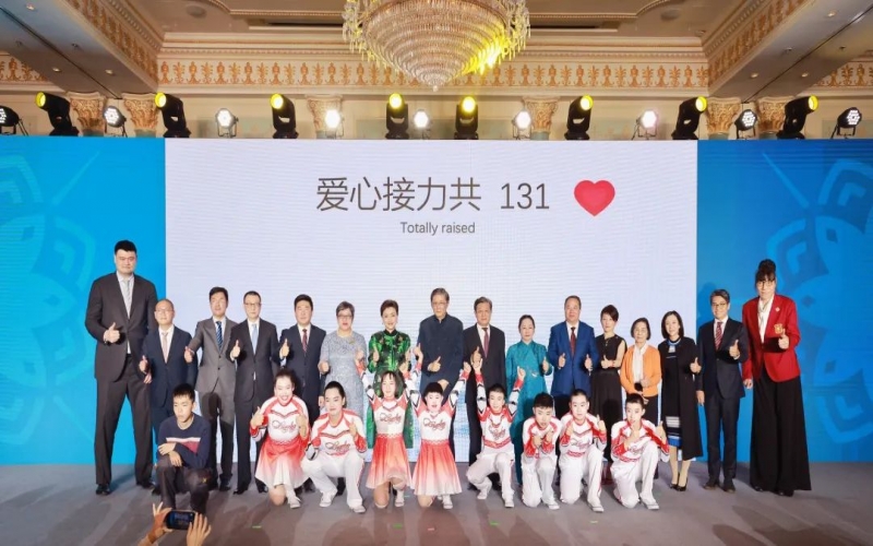 群星熠熠 為愛接力 融合慈善晚宴在津舉行  榮程集團(tuán)董事會(huì)主席張榮華、總裁張君婷出席